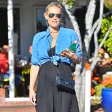Wie ein schlichtes, schwarzes Maxikleid innerhalb von Sekunden chic wird, zeigt die schwangere Molly Sims. Sie stylt dazu ein geknotetes Jeans-Hemd und die It-Bag "2.55" von Chanel.