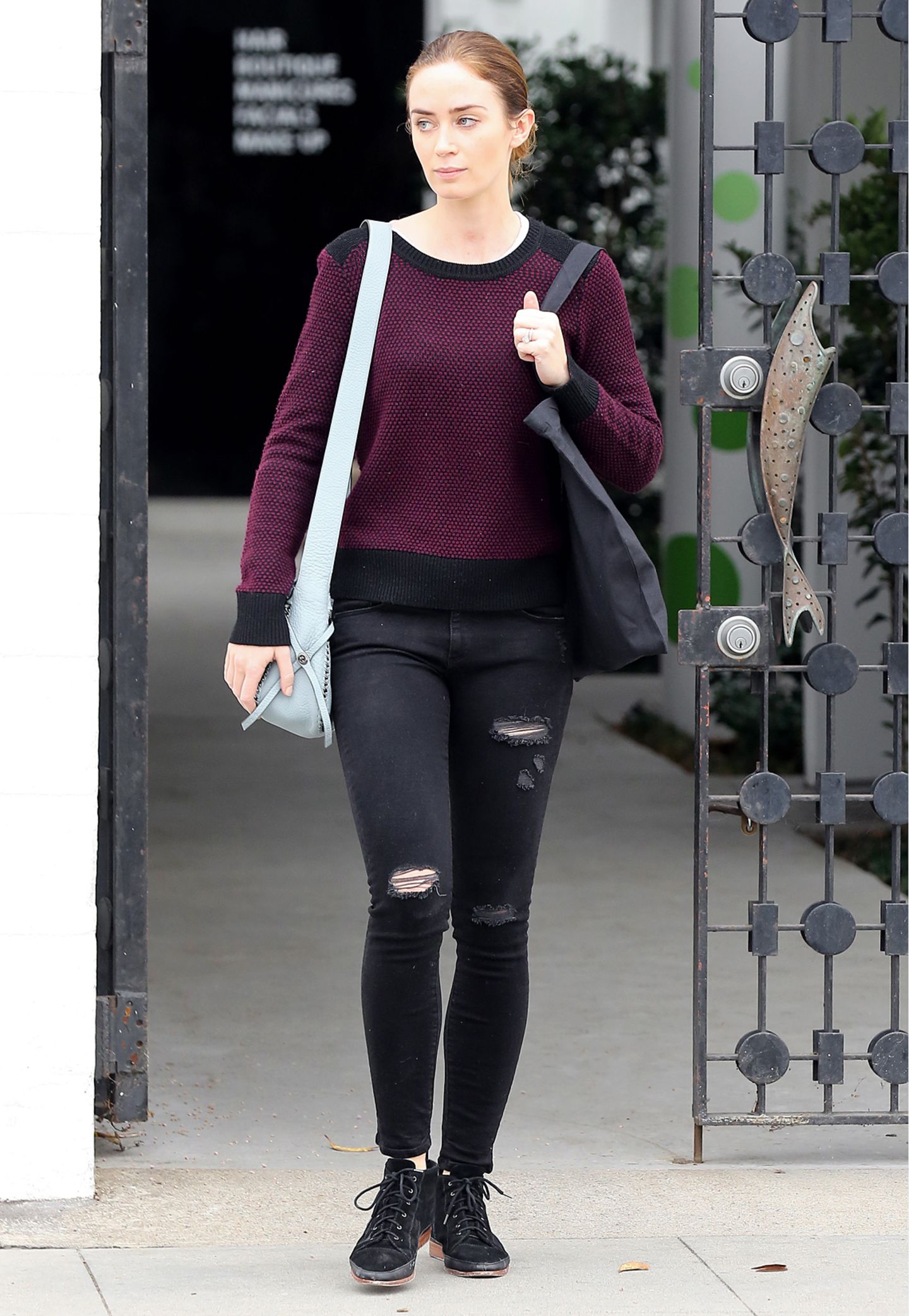 Selbst eine zerrissene Jeans und ein komfortabler Sweater sehen an der britischen Schönheit Emily Blunt noch irgendwie chic aus.