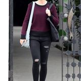 Selbst eine zerrissene Jeans und ein komfortabler Sweater sehen an der britischen Schönheit Emily Blunt noch irgendwie chic aus.