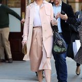 Im zart roséfarbenen Outfit und bestens gelaunt trifft sich Katherine Heigl mit ihrer Mutter zum Lunch in New York.