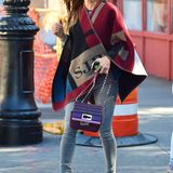 Wer in dieses Cape von Burberry gehüllt ist, erkennt man selbst trotz großer Sonnenbrille. Die Initialen von Sarah Jessica Parker lassen sofort wissen, welcher Star hier in New York unterwegs ist.