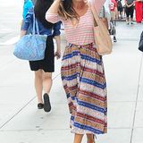 Ein gestreiftes Sweat-Shirt kombiniert zu einem Ethno-Rock und lila Pumps? Kein Problem für Fashionista Sarah Jessica Parker! Die "SATC"-Darstellerin trägt das Fashion-Gen in sich und liebt es, verschiedene Stilrichtungen zu vermischen. Da ist es auch keine Überraschung, dass der "Lady" Pump sowie die "New Yorker Suede Hobo"-Tasche aus ihrer eigenen Kollektion "SJP by Sarah Jessica Parker" stammen.