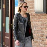 Jennifer Lawrence kombiniert für einen Kinobesuch in New York ihre rockige Lederjacke mit edler, grauer Karohose und nietenbesetzten Sandal-Pumps.