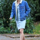 Lady trifft auf Holzfäller: Kate Bosworth kombiniert zu ihrem schicken Kleid mit Bubi-Kragen eine XL-Jeansjacke mit Lammfell-Kragen sowie derbe Boots.