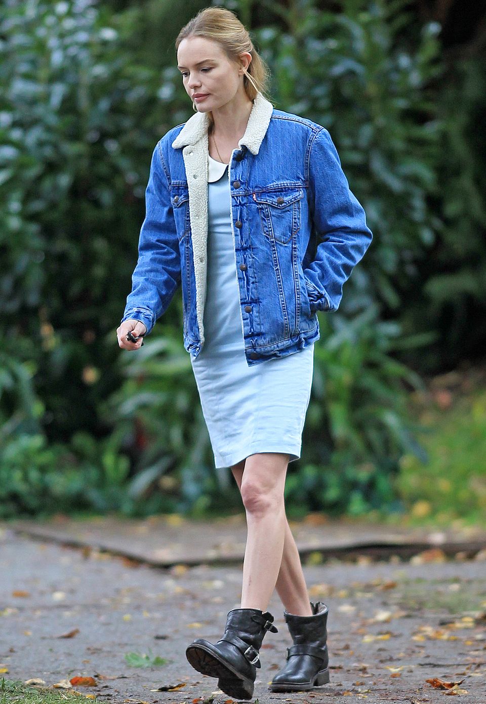Lady trifft auf Holzfäller: Kate Bosworth kombiniert zu ihrem schicken Kleid mit Bubi-Kragen eine XL-Jeansjacke mit Lammfell-Kragen sowie derbe Boots. Lady trifft auf Holzfäller: Kate Bosworth kombiniert zu ihrem schicken Kleid mit Bubi-Kragen eine XL-Jeansjacke mit Lammfell-Kragen sowie derbe Boots.
