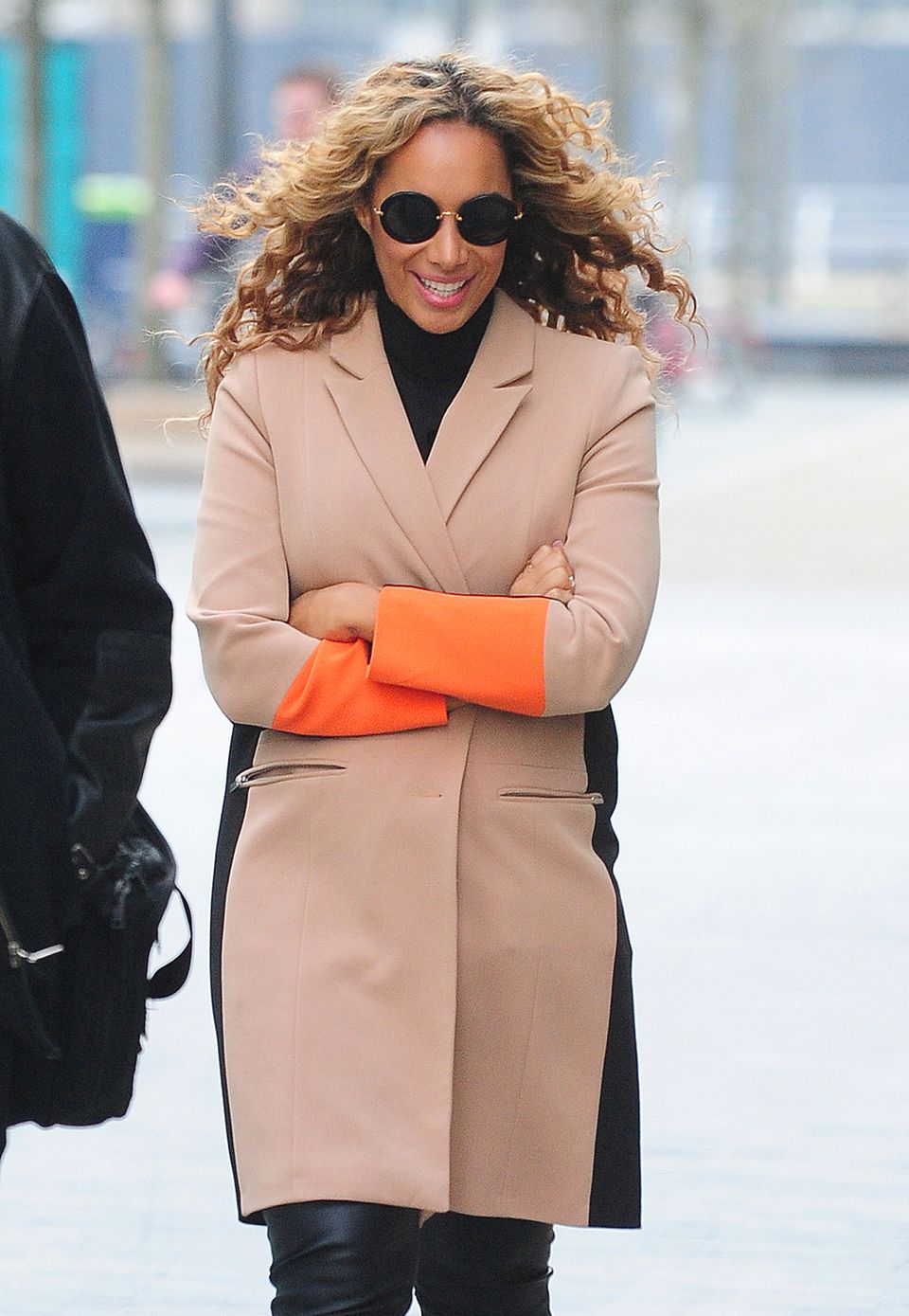 Leona Lewis' Mantel bringt dank der orangenen Ärmel Farbe in den grauen Herbstalltag.