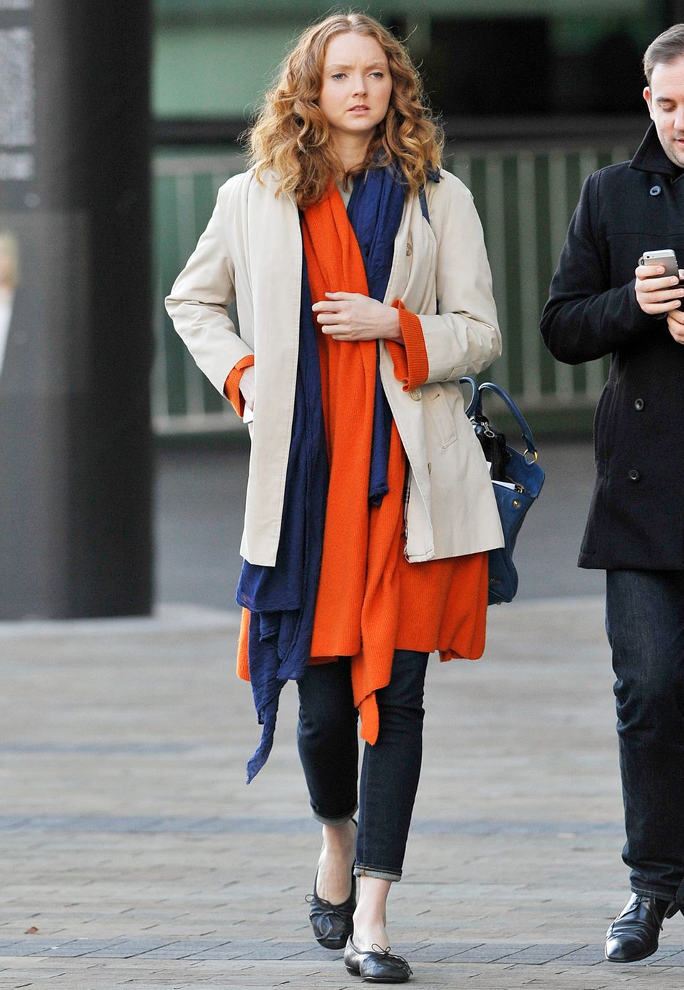Lagen-Look-Deluxe: Model Lily Cole ist mit dem beigem Kurzmantel und den Strickjacken in Blau und Orange ein wunderschöne Farbkombi gelungen.