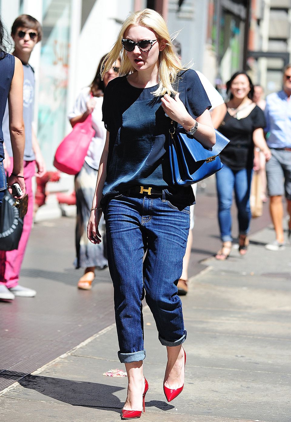 Einfach, edel: Dakota Fanning mixt Seidenshirt mit Boyfriend-Jeans und als Hingucker trägt sie rote, spitze Pumps. Einfach, edel: Dakota Fanning mixt Seidenshirt mit Boyfriend-Jeans und als Hingucker trägt sie rote, spitze Pumps.