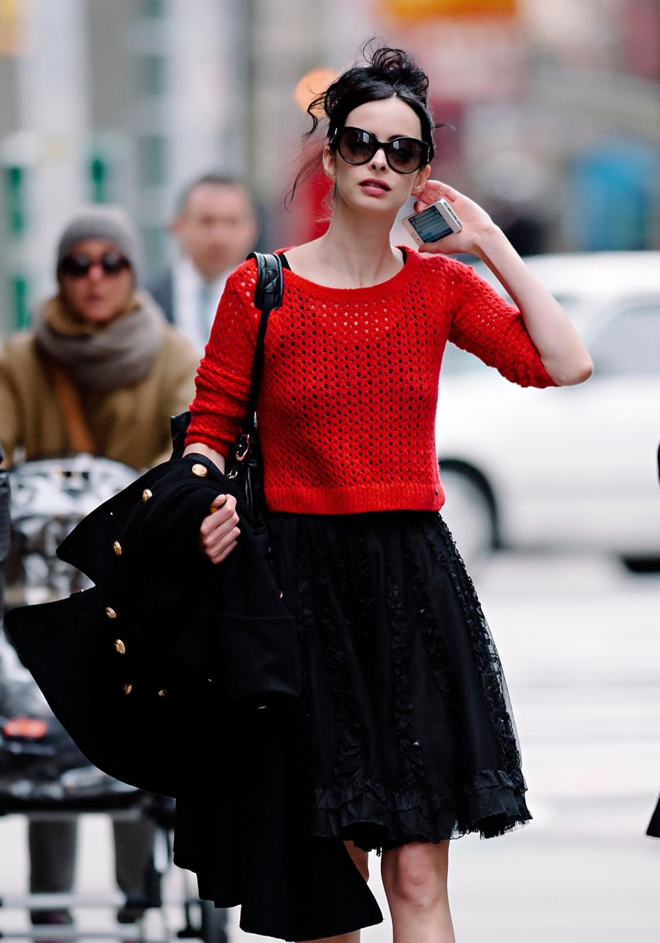 Der schmalen Krysten Ritter stehen schwingende Röcke besonders gut. Mit dem roten Pullover dazu kann er problemlos auch tagsüber ausgeführt werden. Der schmalen Krysten Ritter stehen schwingende Röcke besonders gut. Mit dem roten Pullover dazu kann er problemlos auch tagsüber ausgeführt werden.