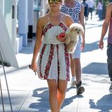 Ashley Tisdale weiß, dass ein schönes Outfit kein Vermögen kosten muss. Beim Spaziergang durch New York mit ihrem Hund trägt Ashley ein sommerliches Kleid von "Free People" für umgerechnet 73 Euro.