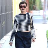 Farbspiel: Rose McGowan kombiniert ihr klassisch-maritimes Outfit mit auffälligen Neon-Pumps.