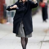 Hollywoodstar Diane Keaton kombiniert ihren schwarzen Eggshape-Mantel mit einem grauen Hut, gestreifter Strumpfhose und derben Schnürstiefeln.