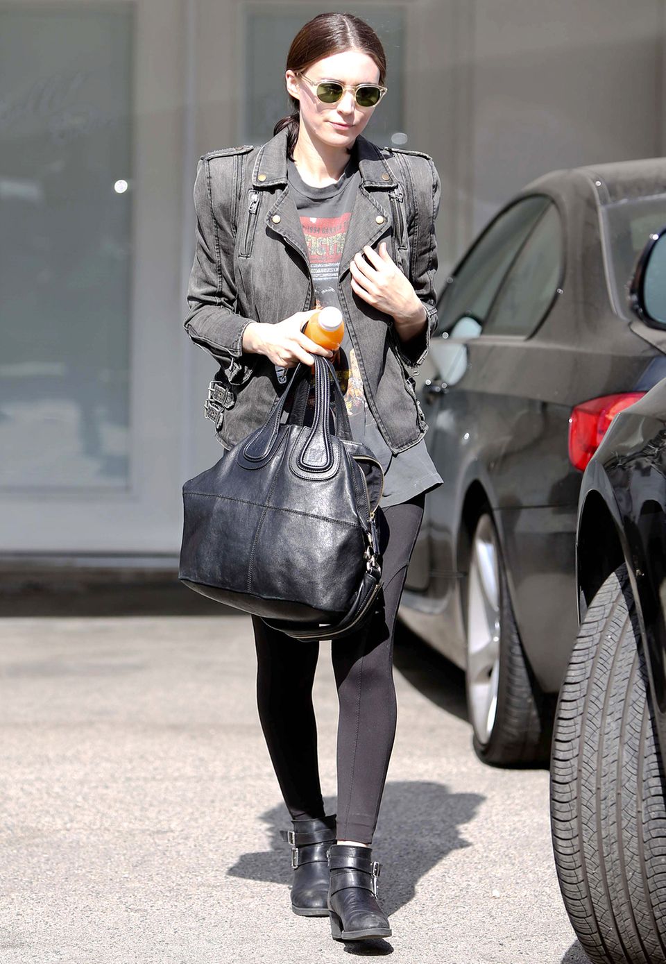 Rooney Mara präsentiert sich in einem coolen Rocker-Schick aus derber Jacke und lässigen Boots. Den Glamour-Faktor bringt sie durch eine It-Bag von Givenchy in ihr Outfit.