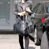 Rooney Mara präsentiert sich in einem coolen Rocker-Schick aus derber Jacke und lässigen Boots. Den Glamour-Faktor bringt sie durch eine It-Bag von Givenchy in ihr Outfit.