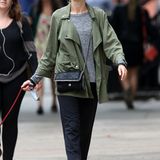Auch ganz einfache Basics lassen sich im Handumdrehen in einen coolen Look verwandeln. Das weiß auch die britische Schauspielerin Naomi Watts ("King Kong"), die zum Spaziergang mit ihrem Hund ein einfaches, meliertes Shirt, eine marineblaue Stoffhose und einen Parker wählt. Dazu trägt die 46-Jährige ein Paar Nikes und eine edle Handtasche von Stella Mc Cartney.