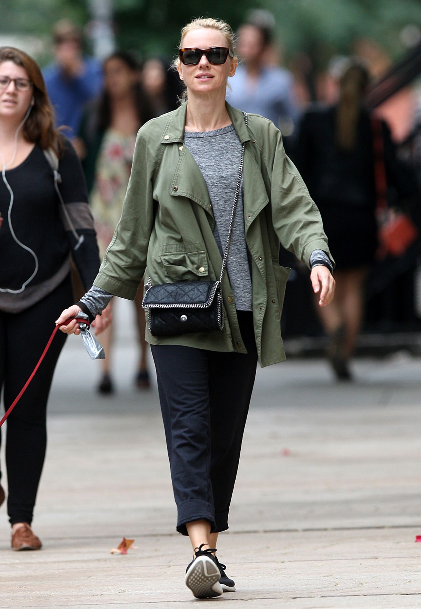 Auch ganz einfache Basics lassen sich im Handumdrehen in einen coolen Look verwandeln. Das weiß auch die britische Schauspielerin Naomi Watts ("King Kong"), die zum Spaziergang mit ihrem Hund ein einfaches, meliertes Shirt, eine marineblaue Stoffhose und einen Parker wählt. Dazu trägt die 46-Jährige ein Paar Nikes und eine edle Handtasche von Stella Mc Cartney.