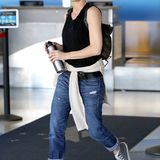Robin Wright entscheidet sich für ein entspanntes Freizeit-Outfit mit grauem Hut und farblich abgestimmten Chucks.
