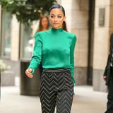 Gleich zwei Eyecatcher bilden das schicke Outfit von Nicole Richie. Dazu hat sie It-Pieces aus zwei unterschiedlichen Runway-Looks von Blumarines Herbst-Kollektion 2014 gewählt und so die smaragdgrüne Seidenbluse mit der gemusterten Hose kombiniert.