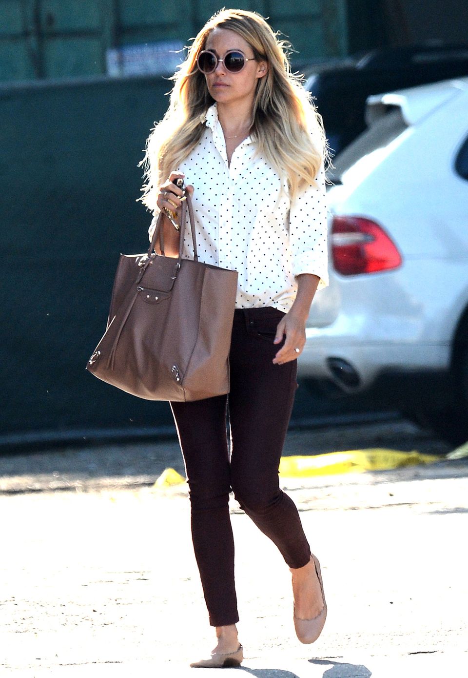 Lauren Conrad trägt zu ihrer Bluse mit Pünktchen-Muster ihre Sonnenbrille, Tasche von Balenciaga und Ballerinas von Chloé farblich aufeinander abgestimmt. Lauren Conrad trägt zu ihrer Bluse mit Pünktchen-Muster ihre Sonnenbrille, Tasche von Balenciaga und Ballerinas von Chloé farblich aufeinander abgestimmt.