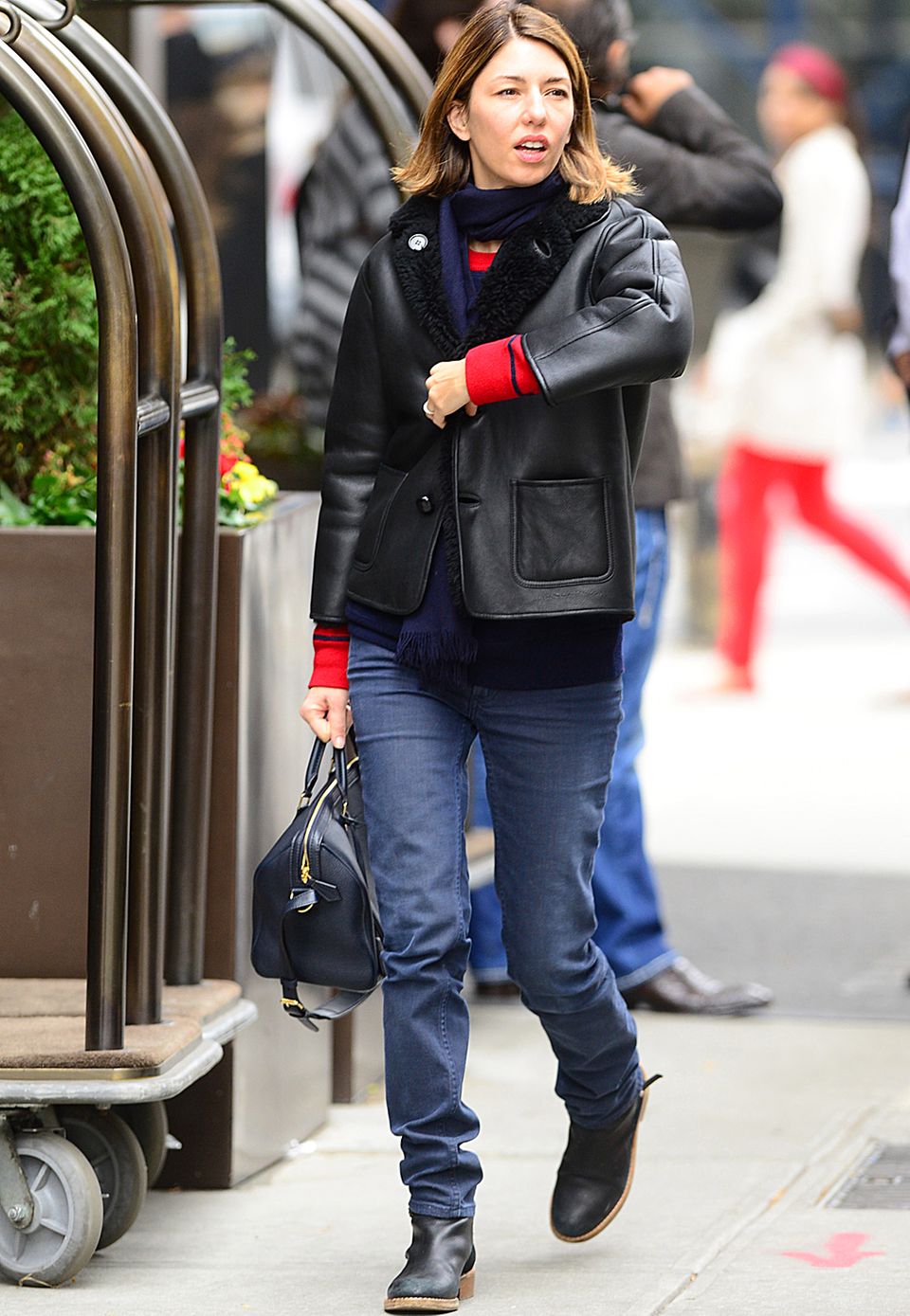 Ein echter Klassiker ist die schwarze Lederjacke, die Sofia Coppola mit Jeans und Boots kombiniert