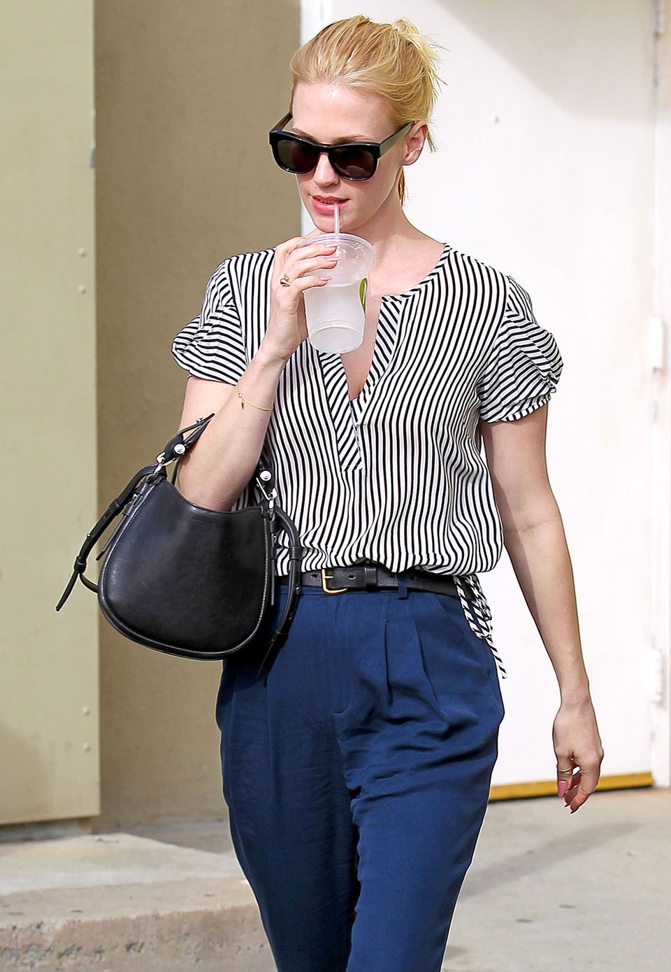 Mit hoch sitzender Stoffhose und Puffärmeln an der Bluse spielt January Jones gekonnt mit ihrer Silhouette. Mit hoch sitzender Stoffhose und Puffärmeln an der Bluse spielt January Jones gekonnt mit ihrer Silhouette.