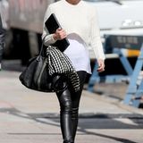 Model Chrissy Teigen beweist Stil-Gefühl bei ihrem Outfit im monochromen Rock-Schick. Zu einer Lederhose trägt sie elegante Accessoires.