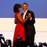 Beim "Inaugural Ball" tanzt das "First Couple". Michelle Obamas leuchtendrotes Kleid stammt von Designer Jason Wu.