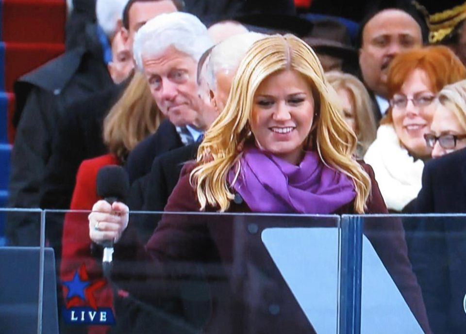 Bill Clinton beobachtet Kelly Clarksons Autritt. Die 30-Jährige sang "My Country 'Tis of Thee" und twitterte hinterher: "Was für eine Ehre, Teil der Geschichte zu sein!" Bill Clinton beobachtet Kelly Clarksons Autritt. Die 30-Jährige sang "My Country 'Tis of Thee" und twitterte hinterher: "Was für eine Ehre, Teil der Geschichte zu sein!"