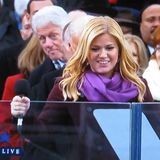 Bill Clinton beobachtet Kelly Clarksons Autritt. Die 30-Jährige sang "My Country 'Tis of Thee" und twitterte hinterher: "Was für eine Ehre, Teil der Geschichte zu sein!"