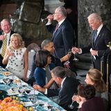 Die Obamas lassen die Gläser klingen, Joe Biden gratuliert beim Amtseid-Lunch in der Statuary Hall.
