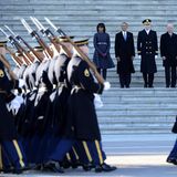 Flankiert von Ehefrau Michelle, Vize-Präsident Joe Biden mit Frau Jill und Major General Michael J. Linnington nimmt Präsident Obama von den Stufen des Kapitols die Truppenparade ab.