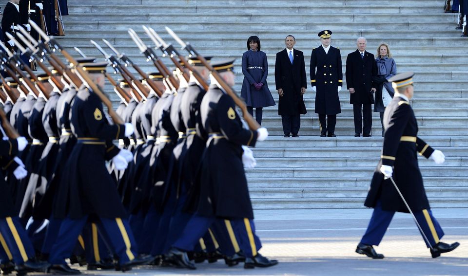 Flankiert von Ehefrau Michelle, Vize-Präsident Joe Biden mit Frau Jill und Major General Michael J. Linnington nimmt Präsident Obama von den Stufen des Kapitols die Truppenparade ab.