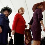 Im April 2011 besucht die Königin für vier Tage Deutschland. Zusammen mit Prinzessin Máxima wird sie von Angela Merkel vor dem Kanzleramt empfangen.