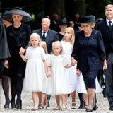 Prinzessin Beatrix steht der schwerste Gang bevor: Sie muss ihren viel zu früh verstorbenen Sohn, Prinz Friso, zu Grabe tragen. Geschlossen und sich an den Händen haltend betritt die niederländische Königsfamilie den Friedhof.