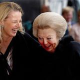 Königin Beatrix und ihre Schwiegertochter Mabel sind sichtbar gut gelaunt und lachen gemeinsam. Sie sind auf dem Weg zu Beatrix' Geburtstagsfeier in Utrecht, zu der sich am 1. Februar die ganze königliche Familie, Freunde und Angestellte versammeln.
