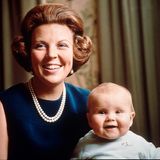 Prinz Willem-Alexander wird am 30. April 1967 als erster Sohn von Prinzessin Beatrix und ihrem Mann, Prinz Claus, geboren. Der erste männliche Thronfolger seit mehr als 100 Jahren. Mit knapp einem Jahr lächelt der künftige König der Niederländer mit seiner Mutter schon gekonnt in die Kamera.