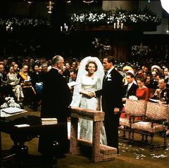 Am 10. März 1966 heiratetet Prinzessin Beatrix in Amsterdam Claus von Amsberg, einen deutschen Diplomaten. Mit der Heirat wird er "Prinz der Niederlande".