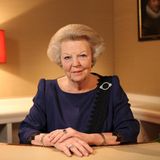 Am 28. Januar 2013 gibt Königin Beatrix in einer Fernseh- und Radioansprache bekannt, dass sie am 30. April, dem "Königinnentag, zugunsten ihres Sohnes Willem-Alexander abdanken wird.