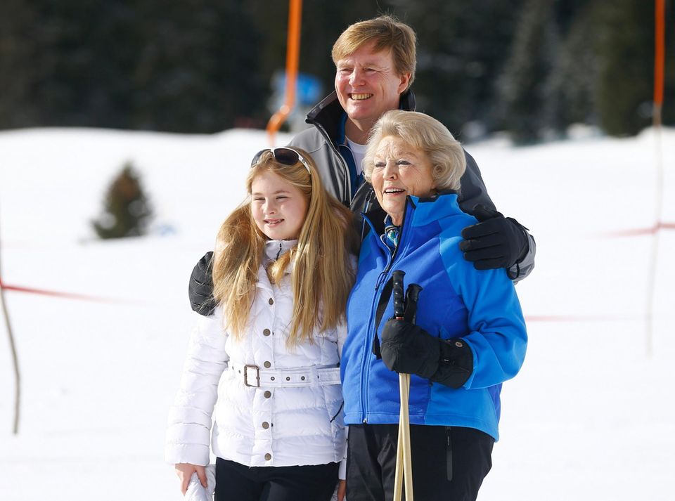 Drei Thronfolger auf einem Bild: Im Winterurlaub 2015 posieren Prinzessin Amalia, König Willem-Alexander und Prinzessin Beatrix bei dem offiziellen Fototermin für die Fotografen. Drei Thronfolger auf einem Bild: Im Winterurlaub 2015 posieren Prinzessin Amalia, König Willem-Alexander und Prinzessin Beatrix bei dem offiziellen Fototermin für die Fotografen.