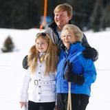 Drei Thronfolger auf einem Bild: Im Winterurlaub 2015 posieren Prinzessin Amalia, König Willem-Alexander und Prinzessin Beatrix bei dem offiziellen Fototermin für die Fotografen.