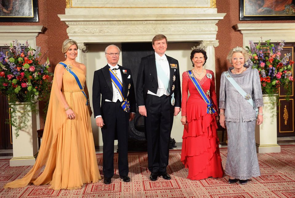 Mit ihrem Sohn König Willem-Alexander und Königin Máxima nimmt Prinzessin Beatrix hin und wieder offizielle Termine wahr - so wie im April 2014, als das schwedische Königspaar zu Gast ist. Mit ihrem Sohn König Willem-Alexander und Königin Máxima nimmt Prinzessin Beatrix hin und wieder offizielle Termine wahr - so wie im April 2014, als das schwedische Königspaar zu Gast ist.