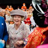 Am ersten Königstag, dem Geburtstag ihres Sohnes Willem-Alexander, dem 27. April 2014, zeigt sich Prinzessin Beatrix bester Laune mit ihrem jüngsten Sohn, Prinz Constantijn.