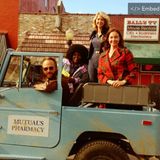 3. November 2013: John Benjamin Hickey, Whoopi Goldberg, Jenna Elfman und Ashley Judd stehen gemeinsam vor der Kamera.