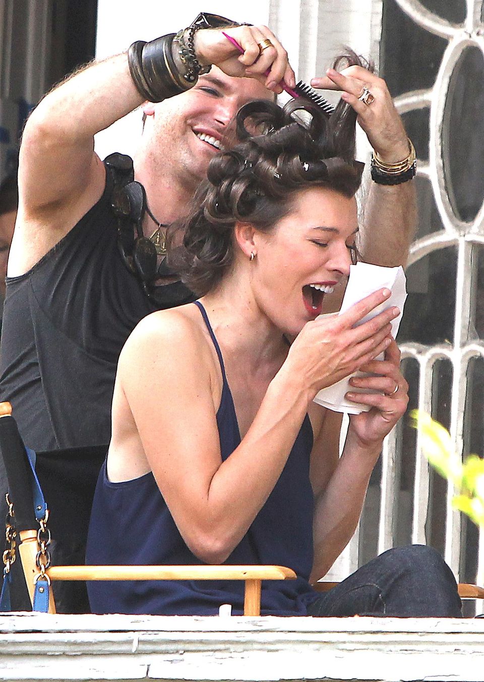 26. August 2013: Milla Jovovich hat beim Styling für den Film "Cymbeline", für den sie in New York vor der Kamera steht, viel Spaß. 26. August 2013: Milla Jovovich hat beim Styling für den Film "Cymbeline", für den sie in New York vor der Kamera steht, viel Spaß.