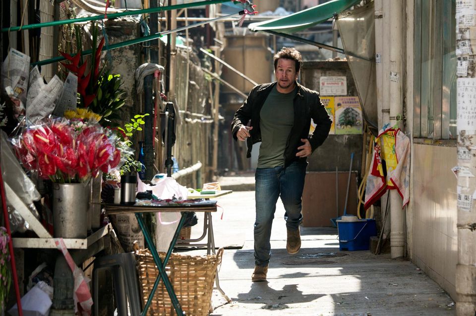 24. Oktober 2013: Mark Wahlberg rennt in einer Szene für "Transformers: Age of Extinction" durch die Straßen von Hong Kong.