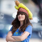 7. Oktober 2013: Für die aktuelle "New Girl"-Folge muss Zooey Deschanel eine ungewöhnliche Kopfbedeckung tragen.