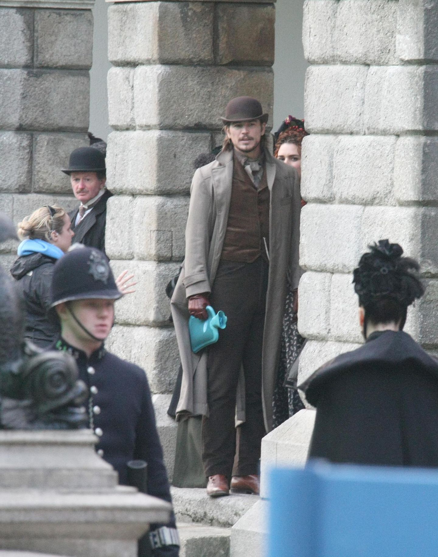 30. Oktober 2013: Josh Hartnett dreht in Dublin den Film "Penny Dreadful". Zwischen den Szenen wärmt er sich an einer Wärmflasche.
