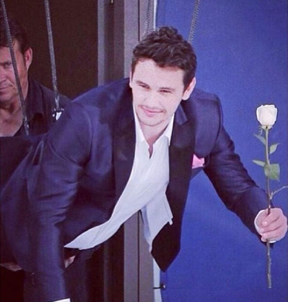 18. Dezember 2013: James Franco schwebt am Set für den Ford-Werbespot mit Rose in der Hand durch die Lüfte. Der Spot soll voraussichtlich beim Super Bowl gezeigt werden. 18. Dezember 2013: James Franco schwebt am Set für den Ford-Werbespot mit Rose in der Hand durch die Lüfte. Der Spot soll voraussichtlich beim Super Bowl gezeigt werden.