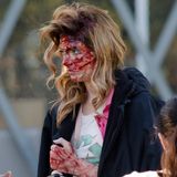 25. November 2013: Ashley Greene sieht am Set von "Burying the Ex" in Los Angeles ziemlich lädiert aus.