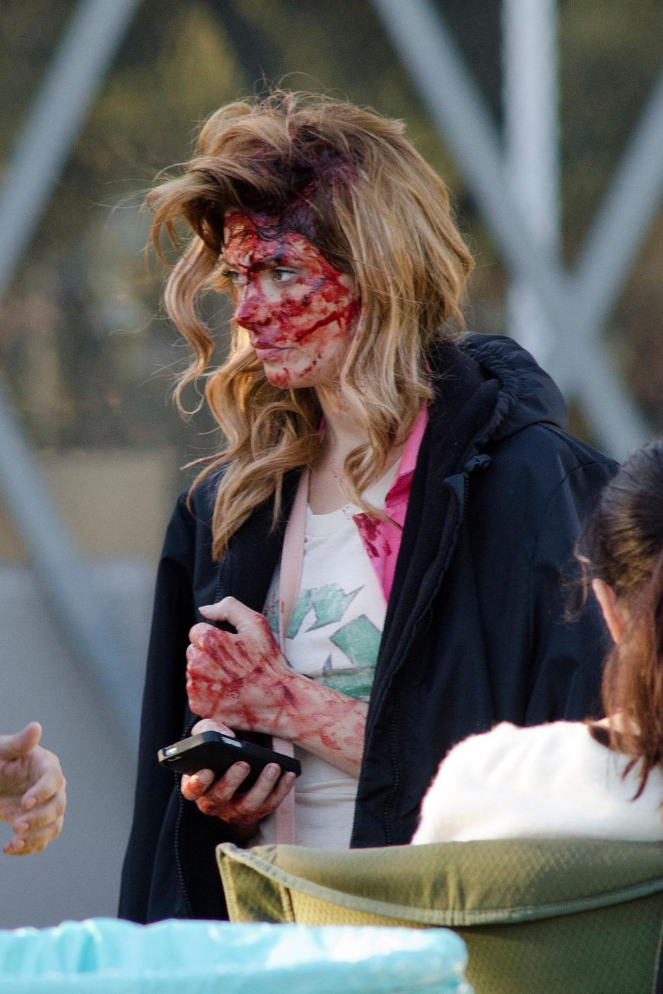 25. November 2013: Ashley Greene sieht am Set von "Burying the Ex" in Los Angeles ziemlich lädiert aus. 25. November 2013: Ashley Greene sieht am Set von "Burying the Ex" in Los Angeles ziemlich lädiert aus.